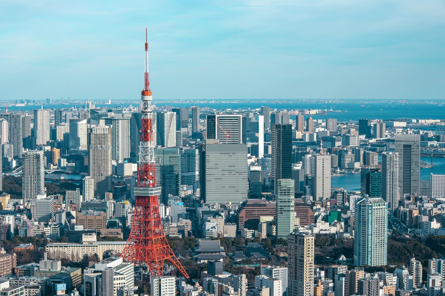日本の先端技術と未来都市の風景